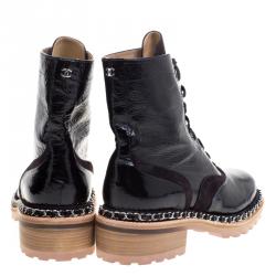 مملوكة مسبقًا بوت شانيل جلد أسود لامع برباط تفاصيل سلسلة مقاس 40