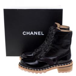 مملوكة مسبقًا بوت شانيل جلد أسود لامع برباط تفاصيل سلسلة مقاس 40