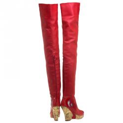 مملوكة مسبقًا حذاء بوت شانيل مرتفع للفخذين كعب روكي بروكيد ذهبي ميتالك جلد أحمر مقاس 37.5