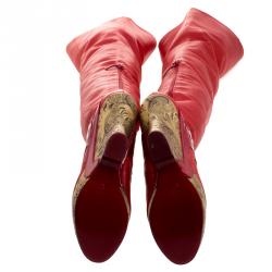 مملوكة مسبقًا حذاء بوت شانيل مرتفع للفخذين كعب روكي بروكيد ذهبي ميتالك جلد أحمر مقاس 37.5