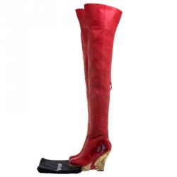 مملوكة مسبقًا حذاء بوت شانيل مرتفع للفخذين كعب روكي بروكيد ذهبي ميتالك جلد أحمر مقاس 37.5