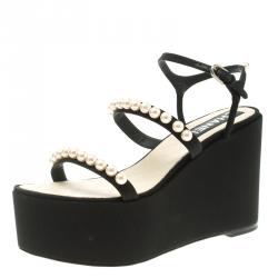 Pre Owned صندل شانيل سيور كاحل كعب روكي نعل سميك مزخرف لؤلؤ كانفاس أسود مقاس 40.5