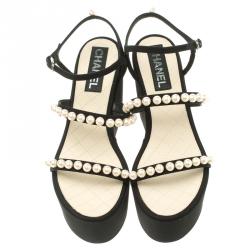 Pre Owned صندل شانيل سيور كاحل كعب روكي نعل سميك مزخرف لؤلؤ كانفاس أسود مقاس 40.5