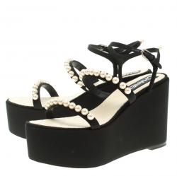 Pre Owned صندل شانيل سيور كاحل كعب روكي نعل سميك مزخرف لؤلؤ كانفاس أسود مقاس 40.5