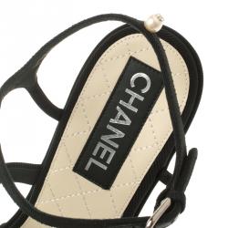 Pre Owned صندل شانيل سيور كاحل كعب روكي نعل سميك مزخرف لؤلؤ كانفاس أسود مقاس 40.5