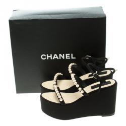 Pre Owned صندل شانيل سيور كاحل كعب روكي نعل سميك مزخرف لؤلؤ كانفاس أسود مقاس 40.5