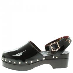 مملوكة مسبقًا Chanel Black Patent Leather Faux Pearls Ankle Wrap Clogs Size 39