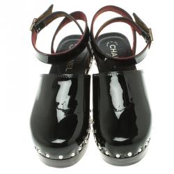 مملوكة مسبقًا Chanel Black Patent Leather Faux Pearls Ankle Wrap Clogs Size 39