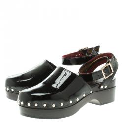 مملوكة مسبقًا Chanel Black Patent Leather Faux Pearls Ankle Wrap Clogs Size 39