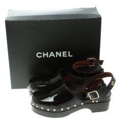 مملوكة مسبقًا Chanel Black Patent Leather Faux Pearls Ankle Wrap Clogs Size 39