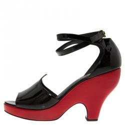 مملوكة مسبقًا صندل شانيل بحزام كروس كعب روكى جلد أسود لامع مقاس 41.5