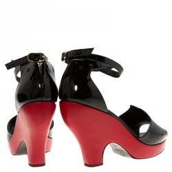 مملوكة مسبقًا صندل شانيل بحزام كروس كعب روكى جلد أسود لامع مقاس 41.5