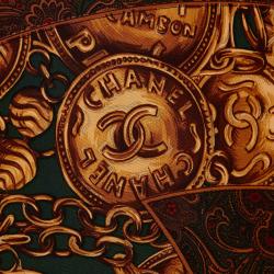 Pre Owned وشاح شانيل CC ميداليون حرير مطبع بني مربع