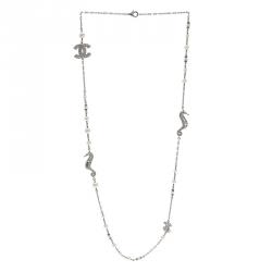 مملوكة مسبقًا قلادة شانيل CC سي هورس لؤلؤ صناعي كريستال