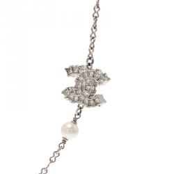 مملوكة مسبقًا قلادة شانيل CC سي هورس لؤلؤ صناعي كريستال