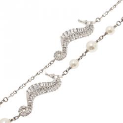 مملوكة مسبقًا قلادة شانيل CC سي هورس لؤلؤ صناعي كريستال