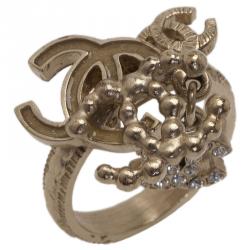 مملوكة مسبقًا خاتم شانيل بحلية كريستال CC ذهبي مقاس 54.5