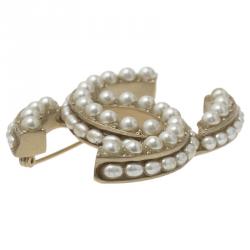 مملوكة مسبقًا Chanel CC Faux Pearl Brooch