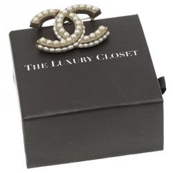 مملوكة مسبقًا Chanel CC Faux Pearl Brooch