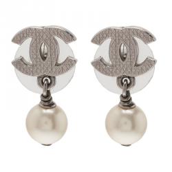 Pre Owned حلق شانيل CC لؤلؤ ميني