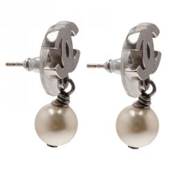 Pre Owned حلق شانيل CC لؤلؤ ميني