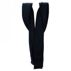 مملوكة مسبقًا وشاح شانيل CC أزرق كحلي بالشعار المطرز