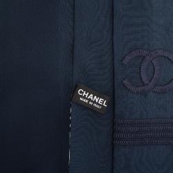 مملوكة مسبقًا وشاح شانيل CC أزرق كحلي بالشعار المطرز