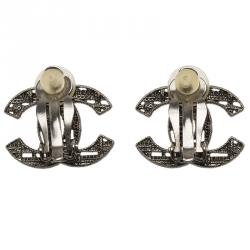 مملوكة مسبقًا أقراط شانيل CC رصاصي بكلبس ومسمار