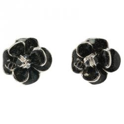 مملوكة مسبقًا Chanel CC Black Enamel Silver Tone Edged Camellia Clip-on Stud Earrings