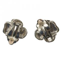 مملوكة مسبقًا Chanel CC Black Enamel Silver Tone Edged Camellia Clip-on Stud Earrings