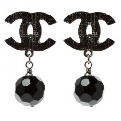 Pre Owned أقراط شانيل بكلبس معدن فضي اللون وخرز أسود 