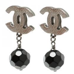 Pre Owned أقراط شانيل بكلبس معدن فضي اللون وخرز أسود 