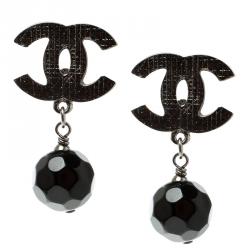 Pre Owned أقراط شانيل بكلبس معدن فضي اللون وخرز أسود 