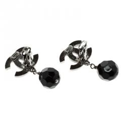 Pre Owned أقراط شانيل بكلبس معدن فضي اللون وخرز أسود 