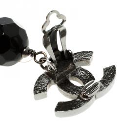 Pre Owned أقراط شانيل بكلبس معدن فضي اللون وخرز أسود 