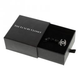 Pre Owned أقراط شانيل بكلبس معدن فضي اللون وخرز أسود 