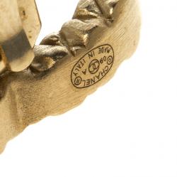 Pre Owned أقراط شانيل CC كليب اون ذهبي اللون