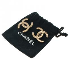 Pre Owned أقراط شانيل CC كليب اون ذهبي اللون