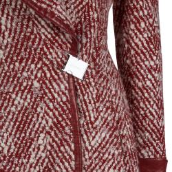 مملوكة مسبقًا معطف شانيل طويل صوف أحمر وأبيض بإبزيم مزين M