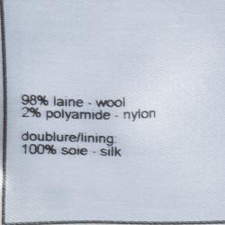 مملوكة مسبقًا معطف شانيل طويل صوف أحمر وأبيض بإبزيم مزين M