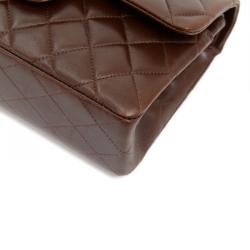 مملوكة مسبقًا حقيبة كتف شانيل 2.55 بغطاء مزدوج جلد مبطن بني شوكولا