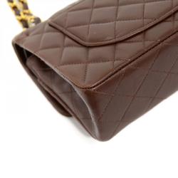 مملوكة مسبقًا حقيبة كتف شانيل 2.55 بغطاء مزدوج جلد مبطن بني شوكولا