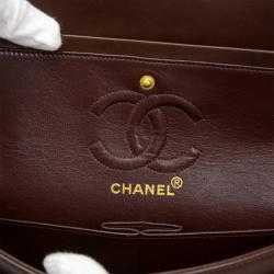 مملوكة مسبقًا حقيبة كتف شانيل 2.55 بغطاء مزدوج جلد مبطن بني شوكولا