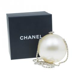 مملوكة مسبقًا Chanel Pearl Plexiglass Round Shape Minaudiere Evening Bag