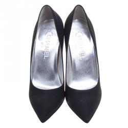 مملوكة مسبقًا Chanel Black Silk Crepe Pointed Toe Pumps Size 39