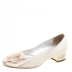 مملوكة مسبقًا Chanel Off White Fabric Camellia Pumps Size 40