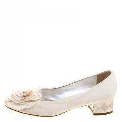 مملوكة مسبقًا Chanel Off White Fabric Camellia Pumps Size 40
