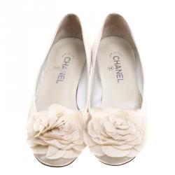 مملوكة مسبقًا Chanel Off White Fabric Camellia Pumps Size 40