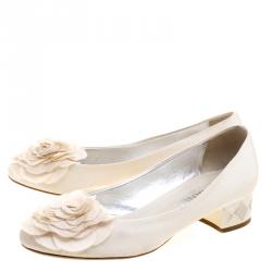 مملوكة مسبقًا Chanel Off White Fabric Camellia Pumps Size 40