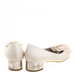 مملوكة مسبقًا Chanel Off White Fabric Camellia Pumps Size 40